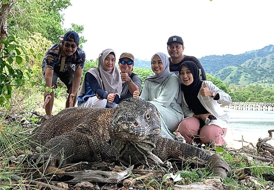 Komodoku One Love Homestay And Tour Labuan Bajo Dış mekan fotoğraf