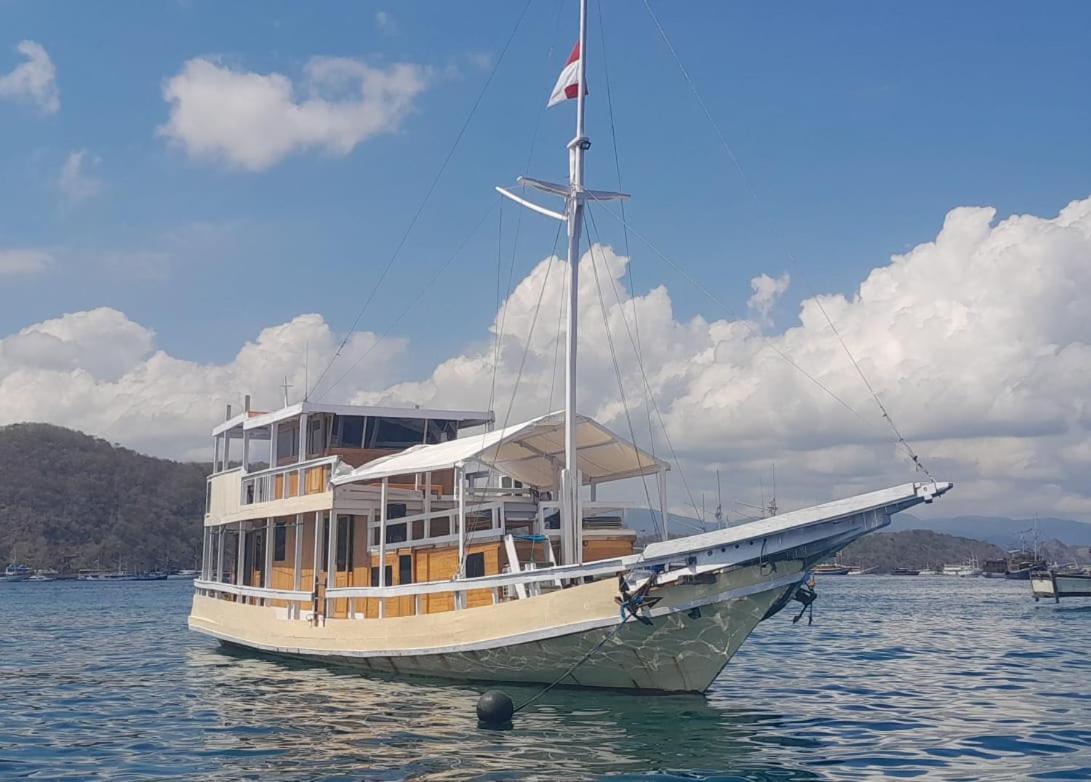 Komodoku One Love Homestay And Tour Labuan Bajo Dış mekan fotoğraf