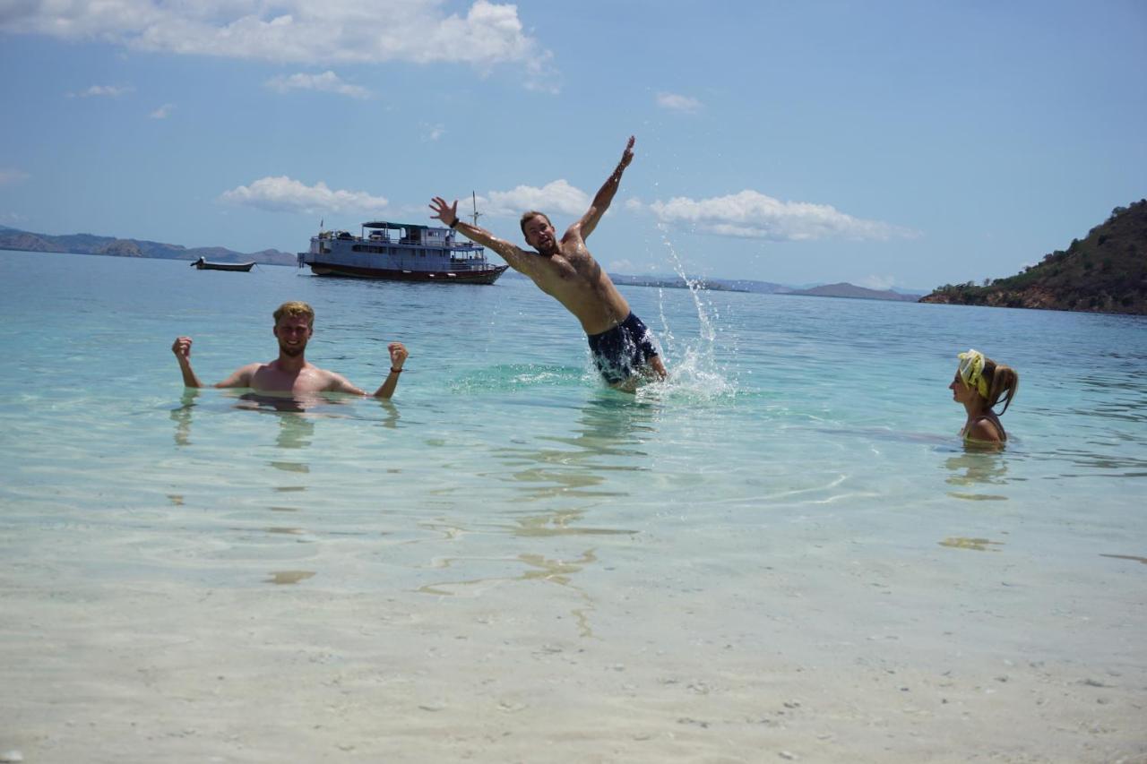 Komodoku One Love Homestay And Tour Labuan Bajo Dış mekan fotoğraf